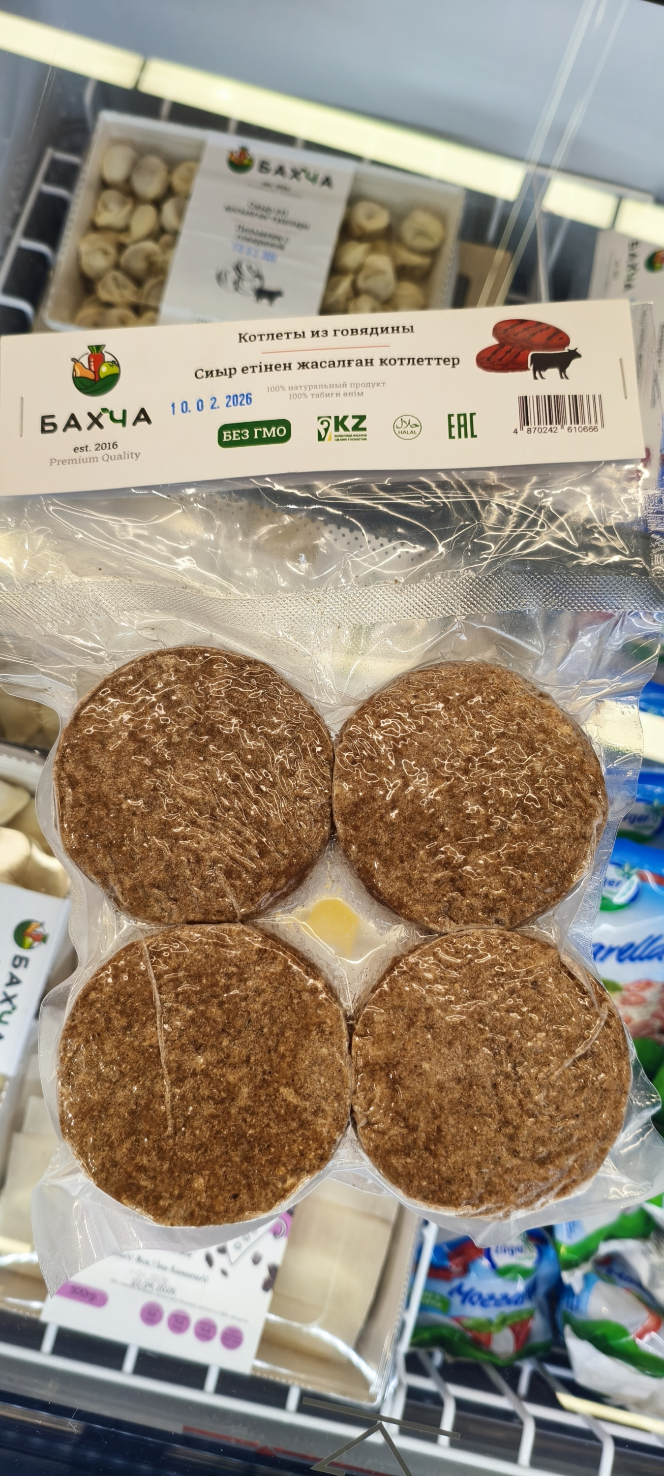 Котлеты из говядины от бренда «Бахча» (Казахстан) — это замороженные полуфабрикаты ручной лепки из фермерского мяса. Вес упаковки обычно составляет 400 г или 500 г.