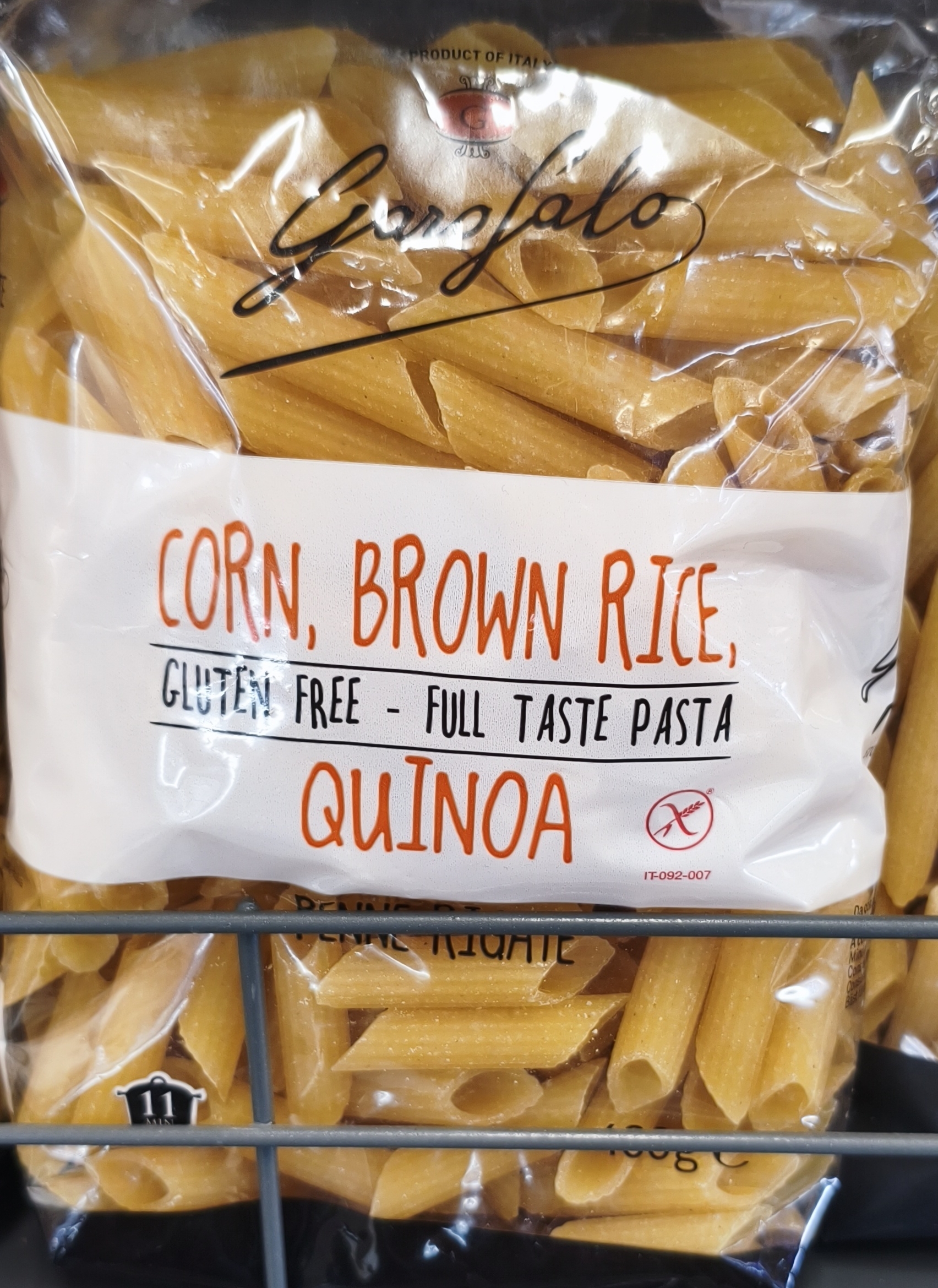 безглютеновые макаронные изделия Garofalo Penne Rigate, изготовленные из смеси кукурузы, бурого риса и киноа.