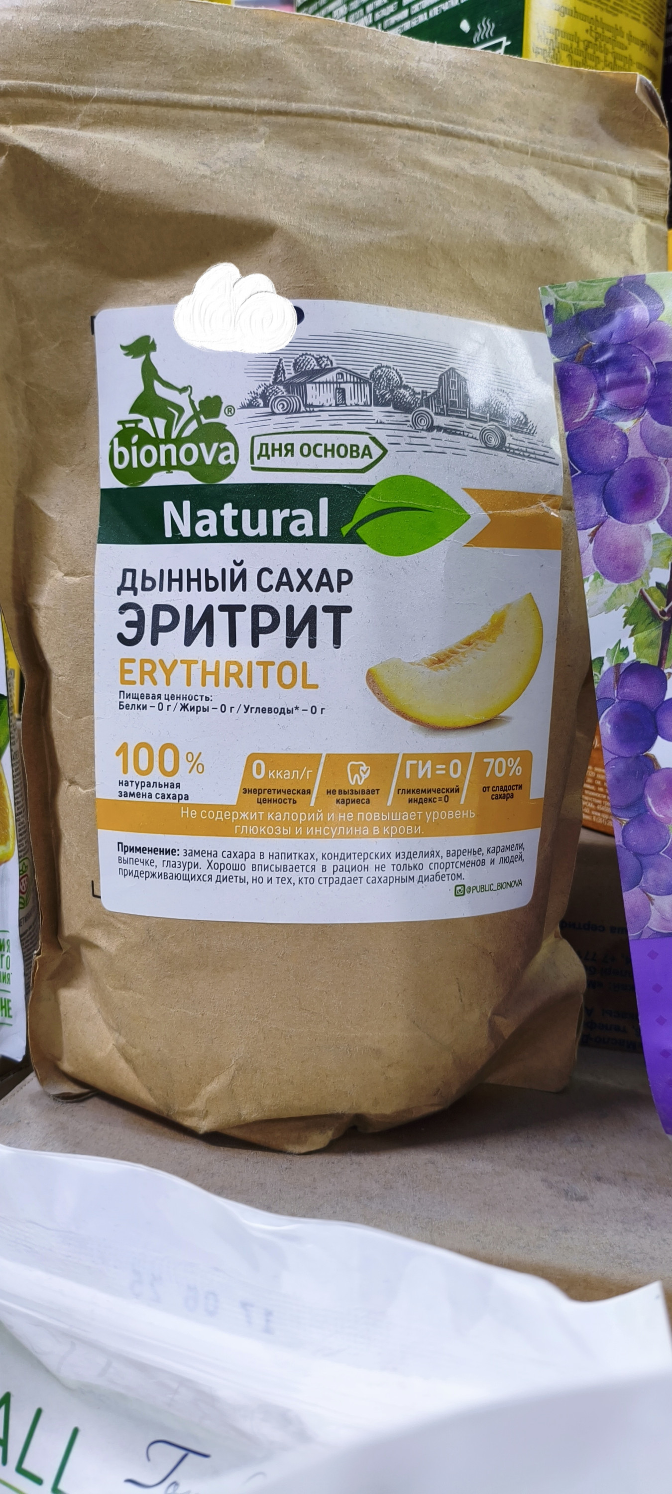 эритрит (или эритритол) от бренда Bionova. Натуральный подсластитель, который часто называют «дынным сахаром», так как его промышленно получают из кукурузы, но в природе он встречается в дынях, грушах и винограде.