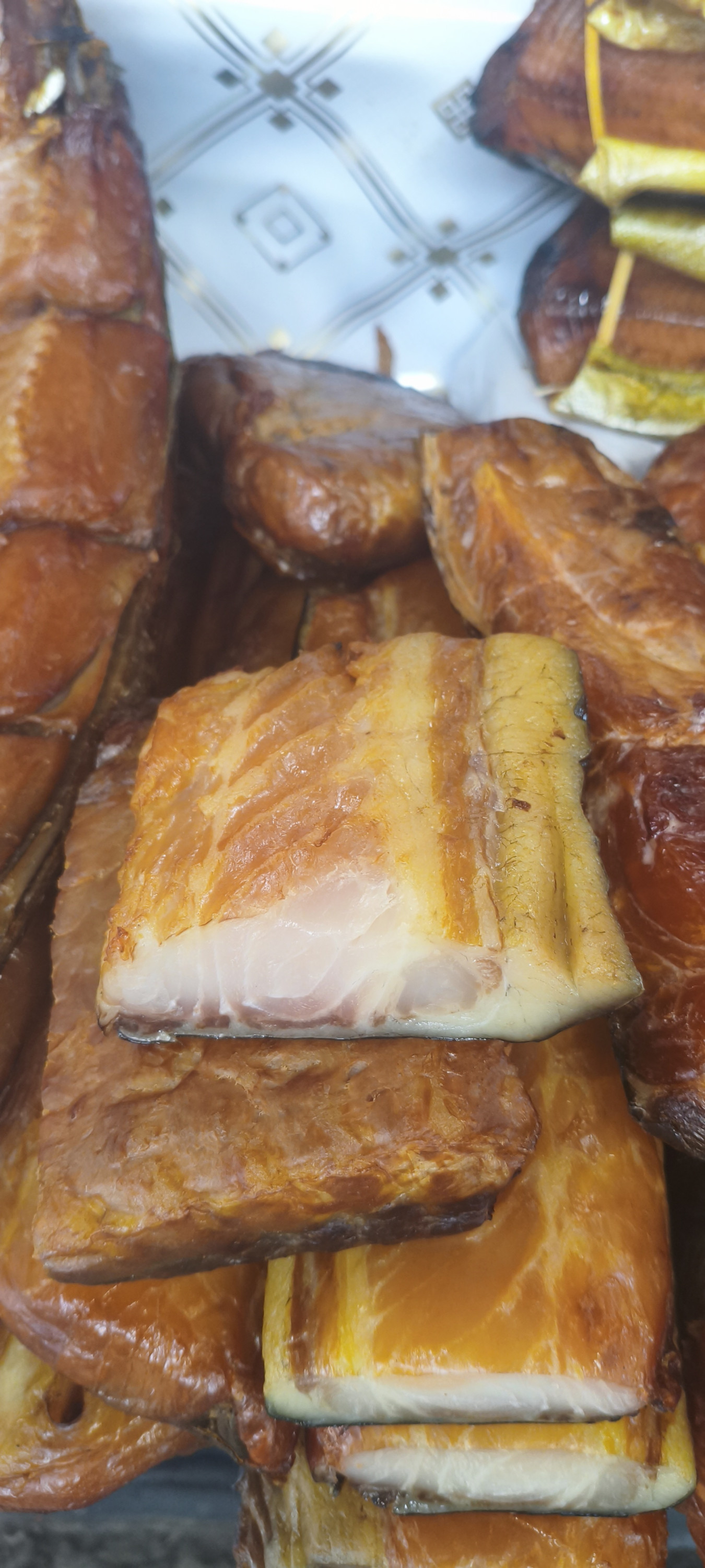 Сом холодного копчения. Цена указана за 100гр