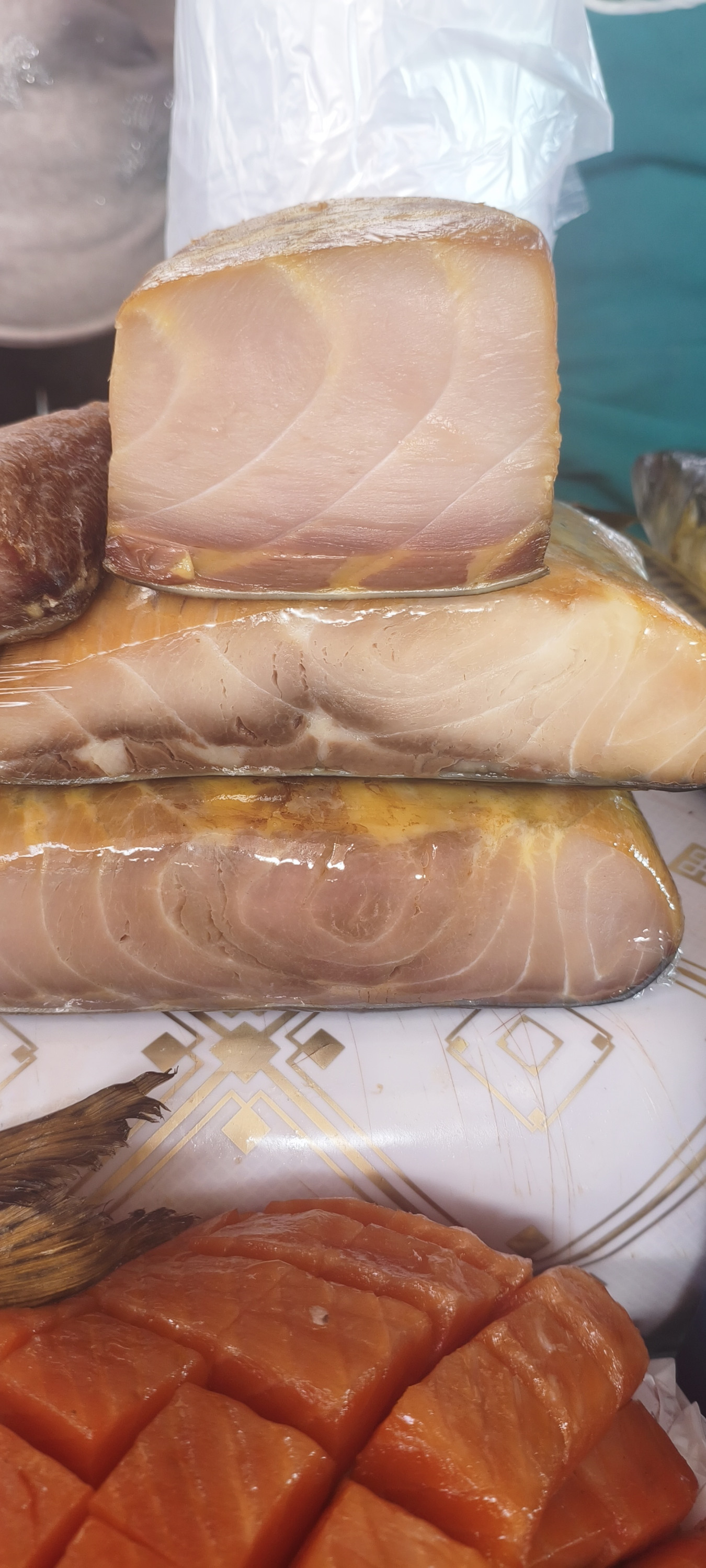 Осетр холодного копчения. Цена указана за 100гр