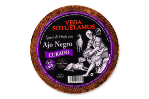 Сыр Vega Sotuelamos Curado овечий с черным чесноком. 150гр.
